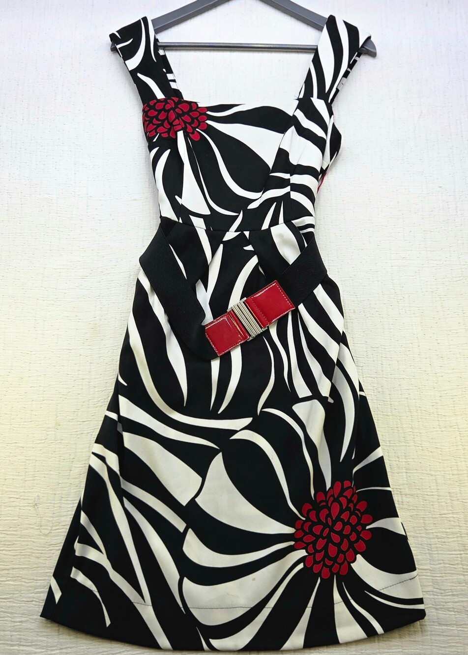 Black White Red Floral Belted Dress Medium Sleeveless Fit Flare